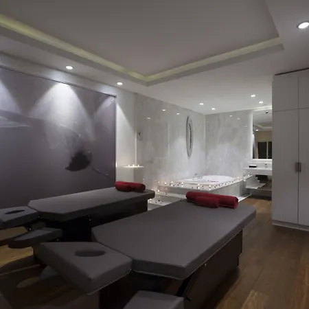 Hotel Wyndham Grand Kalamis Marina 5*